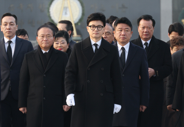 한동훈 비대위원장 현충원 참배   국민의힘 한동훈 비상대책위원장이 1일 국립서울현충원을 참배하고 있다. 2024.1.1  [연합뉴스]